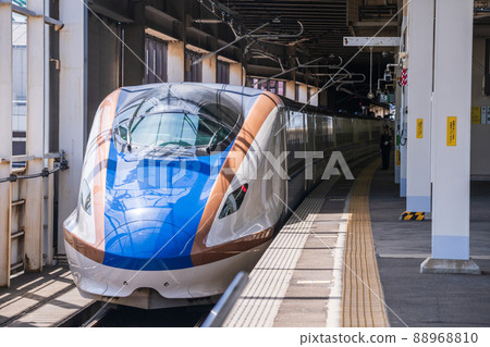 Joetsu Shinkansen / Hokuriku Shinkansen entering Omiya Station 88968810