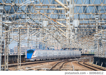 Joetsu Shinkansen / Hokuriku Shinkansen entering Omiya Station 88968812