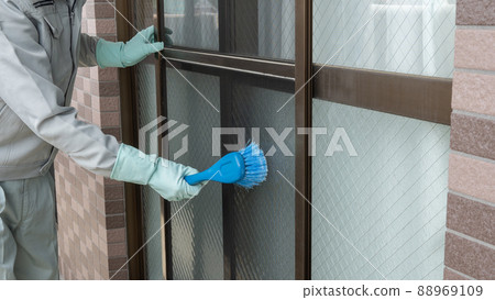 清潔紗門的工人的圖像 清潔紗門的工人的圖像 88969109