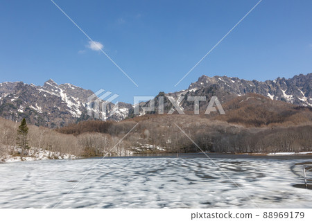 Kagamiike pond in the thaw, Togakushi Kogen, Nagano Prefecture 88969179