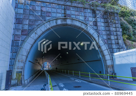 Tunnel in central Tokyo 88969445