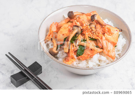 Kimchi-don with tofu and mushrooms 88969865