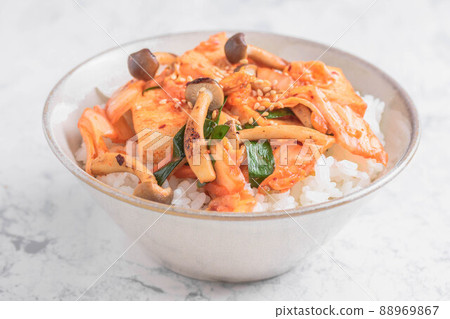 豆腐蘑菇泡菜丼 豆腐蘑菇泡菜丼 88969867
