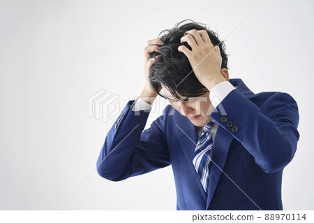 拿著商人頭的白色背景 88970114