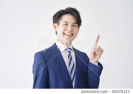 指向白色背景的商人 88970121