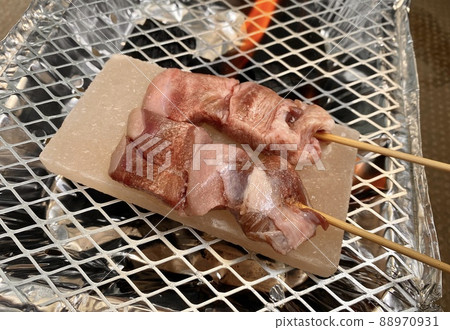 在烤肉上烤肉 在烤肉上烤肉 88970931