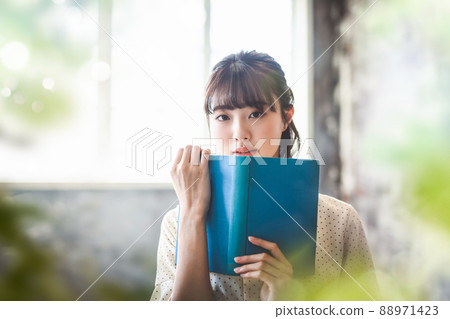 Female portrait 88971423