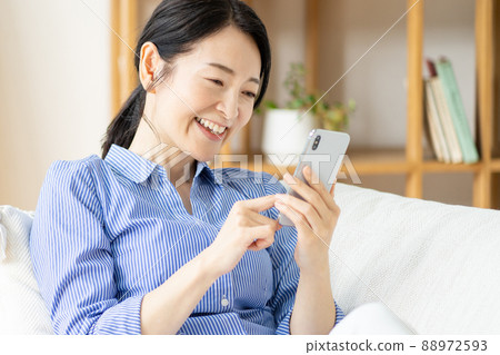 中年女人智能手機生活 88972593