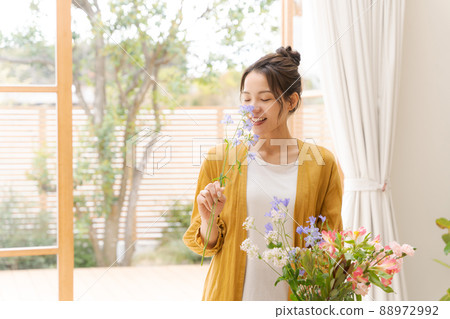 Living with flowers, women in their 20s Living with flowers, women in their 20s 88972992