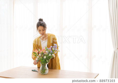 A woman who grows flowers at home 88973103