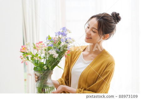 A woman who grows flowers at home 88973109
