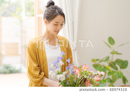 Living with flowers, women in their 20s 88974328