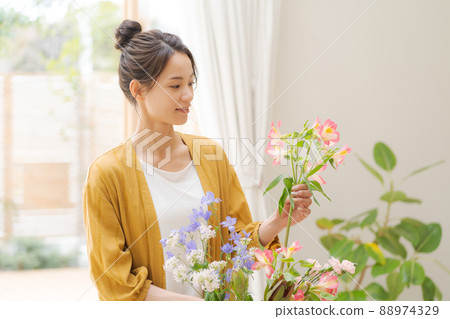 Living with flowers, women in their 20s Living with flowers, women in their 20s 88974329