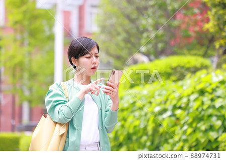 一個生氣的女人看著她的智能手機 1 88974731