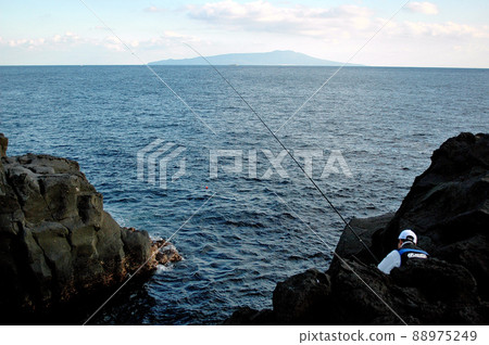 在城崎海岸的岩石海岸釣魚 在城崎海岸的岩石海岸釣魚 88975249