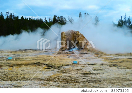 間歇泉山環路的巨型間歇泉 間歇泉山環路的巨型間歇泉 88975305