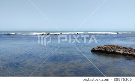 寧靜的初夏藍海灣 88976306