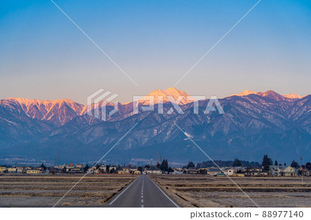 Sunrise and blue sky in the Northern Alps [Nagano Prefecture] 88977140