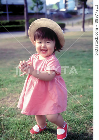 在公園裡玩的女孩 88977213