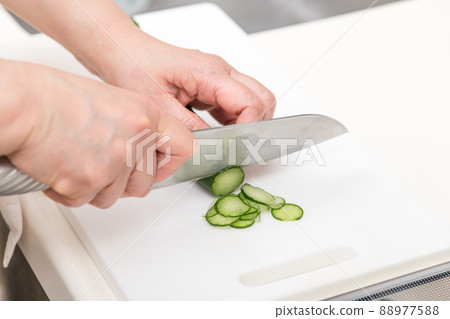 [Cucumber sliced with a Santoku knife] 88977588