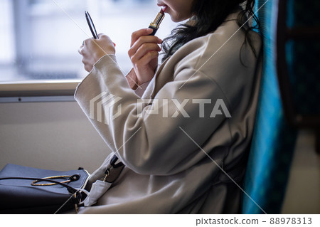 在火車上翻拍的女人 88978313