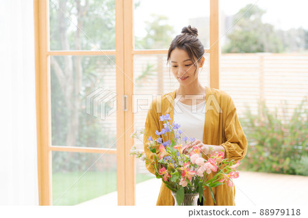 A woman who grows flowers at home 88979118
