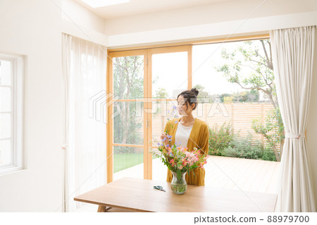 A woman who grows flowers at home 88979700