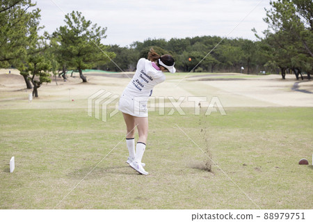 高爾夫女孩擊球的那一刻，一種速度感 88979751
