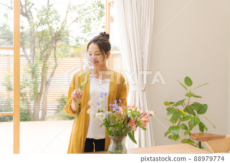 Living with flowers, women in their 20s Living with flowers, women in their 20s 88979774