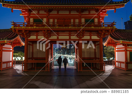 從京都四條通只園十字路口八坂神社西塔門看四條通夜景 從京都四條通只園十字路口八坂神社西塔門看四條通夜景 88981185