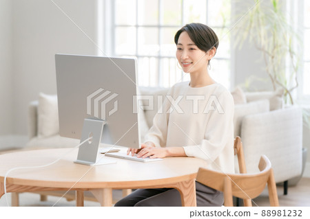 家庭房間裡的女商人 家庭房間裡的女商人 88981232