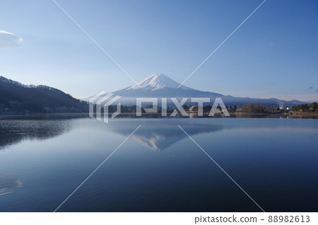 冬天在河口湖看到的富士山和倒立的富士山 88982613