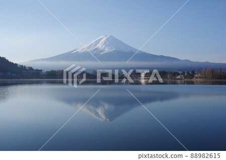 冬天在河口湖看到的富士山和倒立的富士山 冬天在河口湖看到的富士山和倒立的富士山 88982615