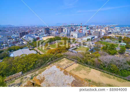 View of the northwest side from Marugame Castle Honmaru in Marugame City, Kagawa Prefecture in spring (Otemachi, etc.) View of the northwest side from Marugame Castle Honmaru in Marugame City, Kagawa Prefecture in spring (Otemachi, etc.) 88984000