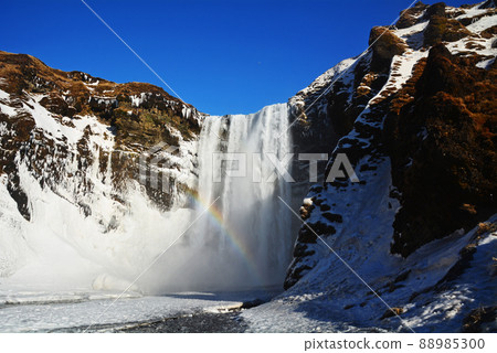 冰島瀑布，斯科加瀑布多雪的風景 88985300