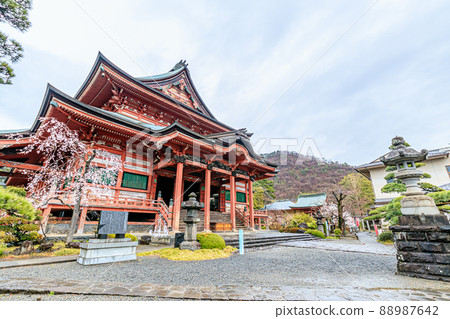 山梨縣甲府市雨中的開善光寺 山梨縣甲府市雨中的開善光寺 88987642