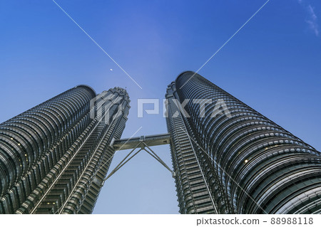 Malaysia Kuala Lumpur Petronas Twin Towers Evening Sky / Kuala Lumpur Malaysia Kuala Lumpur Petronas Twin Towers Evening Sky / Kuala Lumpur 88988118