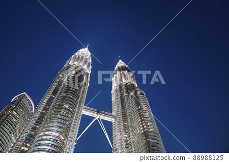 Malaysia Kuala Lumpur Petronas Twin Towers Night View / Kuala Lumpur Malaysia Kuala Lumpur Petronas Twin Towers Night View / Kuala Lumpur 88988125
