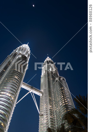 Malaysia Kuala Lumpur Petronas Twin Towers Night View / Kuala Lumpur Malaysia Kuala Lumpur Petronas Twin Towers Night View / Kuala Lumpur 88988126