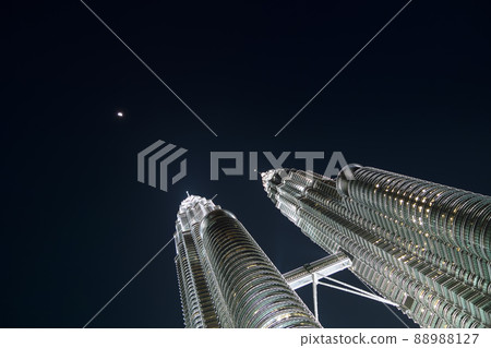 Malaysia Kuala Lumpur Petronas Twin Towers Night View / Kuala Lumpur 88988127