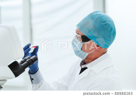 close up. scientist in testing a new drug in the lab . close up. scientist in testing a new drug in the lab . 88988163