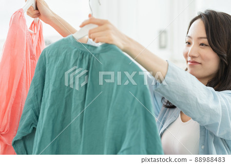 Young woman choosing clothes 88988483