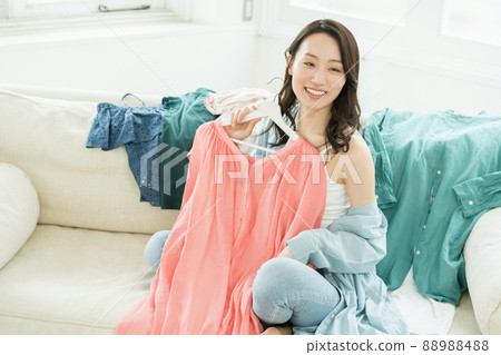 選擇衣服的年輕女人 88988488