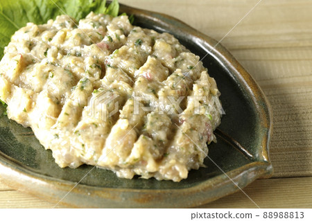 讓我們來舔一下打了很多竹莢魚製成的當地美食 88988813