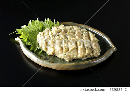 拍攝了在黑色背景上擊打大量竹莢魚製成的當地菜餚的 namero 拍攝了在黑色背景上擊打大量竹莢魚製成的當地菜餚的 namero 88988842