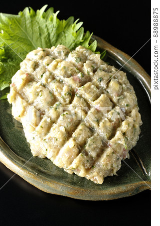 在黑色背景上擊打大量馬鮫魚製作的當地美食 Namero 鳥瞰圖 88988875