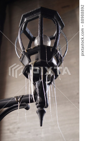 玻璃在火災中熔化的地方照明 88988892