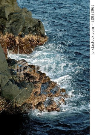 衝擊城崎海岸懸崖的海浪 88988965