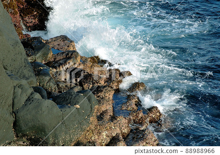 衝擊城崎海岸懸崖的海浪 衝擊城崎海岸懸崖的海浪 88988966