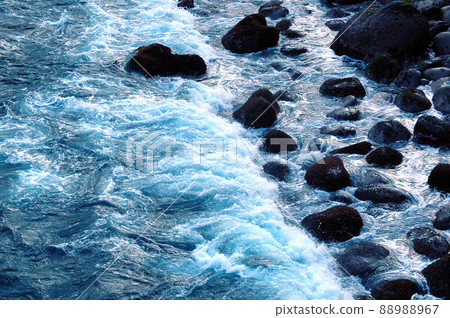 衝擊城崎海岸和戈羅塔海灘的海浪 88988967